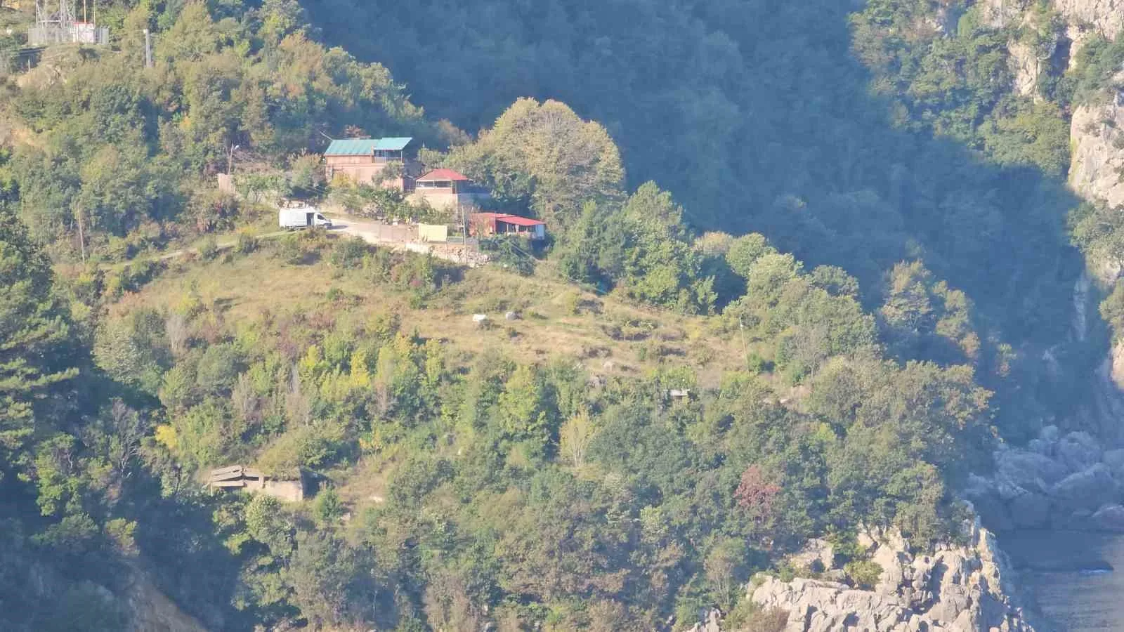 ZONGULDAK’TA EVİNDEN AYRILARAK BALIK TUTMAK İÇİN GELDİĞİ KAYALIKLARDA KAYBOLAN 62 YAŞINDAKİ ERDİN YILMAZ’I ARAMA ÇALIŞMALARI DÖRDÜNCÜ GÜNÜNDE HAVADAN, DENİZDEN VE KARADAN DEVAM EDİYOR.