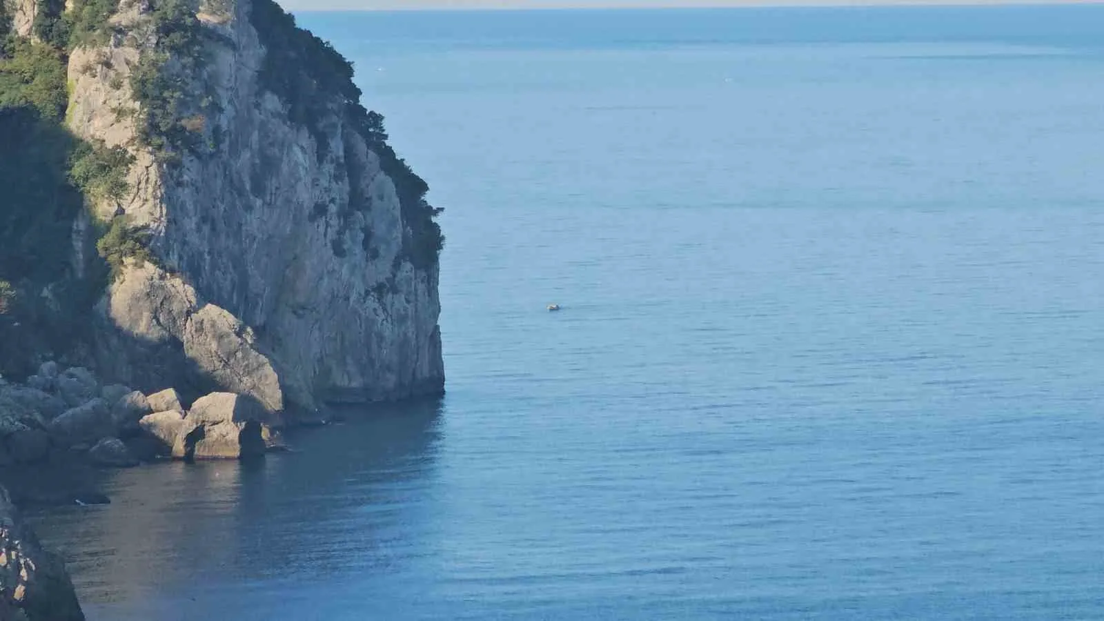 ZONGULDAK’TA EVİNDEN AYRILARAK BALIK TUTMAK İÇİN GELDİĞİ KAYALIKLARDA KAYBOLAN 62 YAŞINDAKİ ERDİN YILMAZ’I ARAMA ÇALIŞMALARI DÖRDÜNCÜ GÜNÜNDE HAVADAN, DENİZDEN VE KARADAN DEVAM EDİYOR.