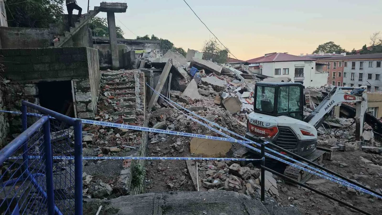 POLİS EKİPLERİ ENKAZ ÇEVRESİNDE NÖBET TUTARKEN, OLAYLA İLGİLİ BAŞLATILAN SORUŞTURMA SÜRÜYOR.