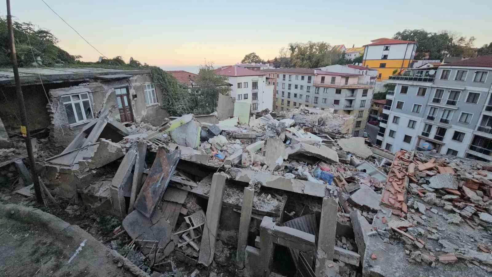 ZONGULDAK'TA 3 KATLI BETONARME BİNANIN ÇÖKMESİ SONUCU 1 KİŞİNİN HAYATINI KAYBETTİĞİ, 1 KİŞİNİN YARALANDIĞI FACİANIN BOYUTU GÜN AĞARINCA ORTAYA ÇIKTI.