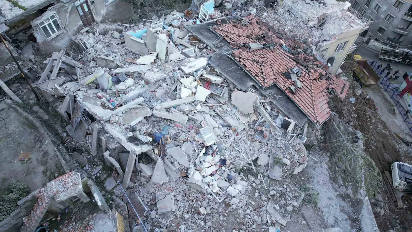 ZONGULDAK’TA 3 KATLI BETONARME BİNANIN ÇÖKMESİ SONUCU 1 KİŞİNİN HAYATINI KAYBETTİĞİ, 1 KİŞİNİN YARALANDIĞI FACİANIN BOYUTU GÜN AĞARINCA ORTAYA ÇIKTI.