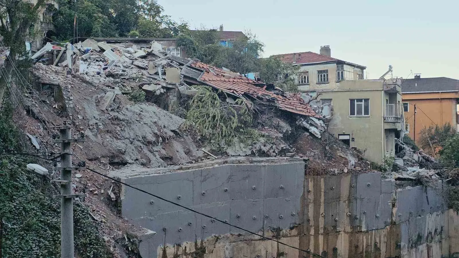 ZONGULDAK'TA 3 KATLI BETONARME BİNANIN ÇÖKMESİ SONUCU 1 KİŞİNİN HAYATINI KAYBETTİĞİ, 1 KİŞİNİN YARALANDIĞI FACİANIN BOYUTU GÜN AĞARINCA ORTAYA ÇIKTI.