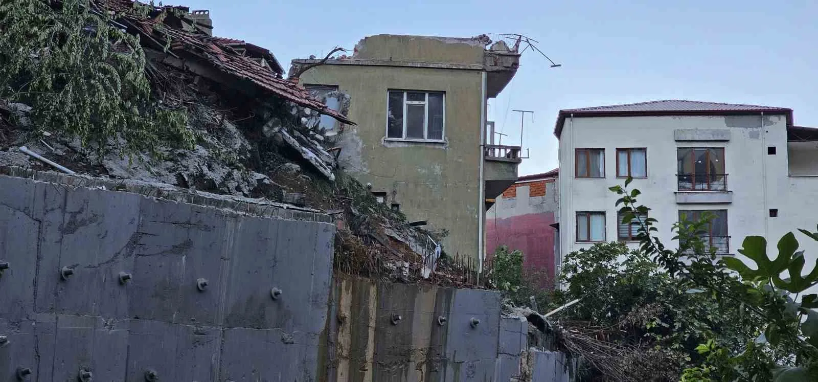 ZONGULDAK'TA 3 KATLI BETONARME BİNANIN ÇÖKMESİ SONUCU 1 KİŞİNİN HAYATINI KAYBETTİĞİ, 1 KİŞİNİN YARALANDIĞI FACİANIN BOYUTU GÜN AĞARINCA ORTAYA ÇIKTI.