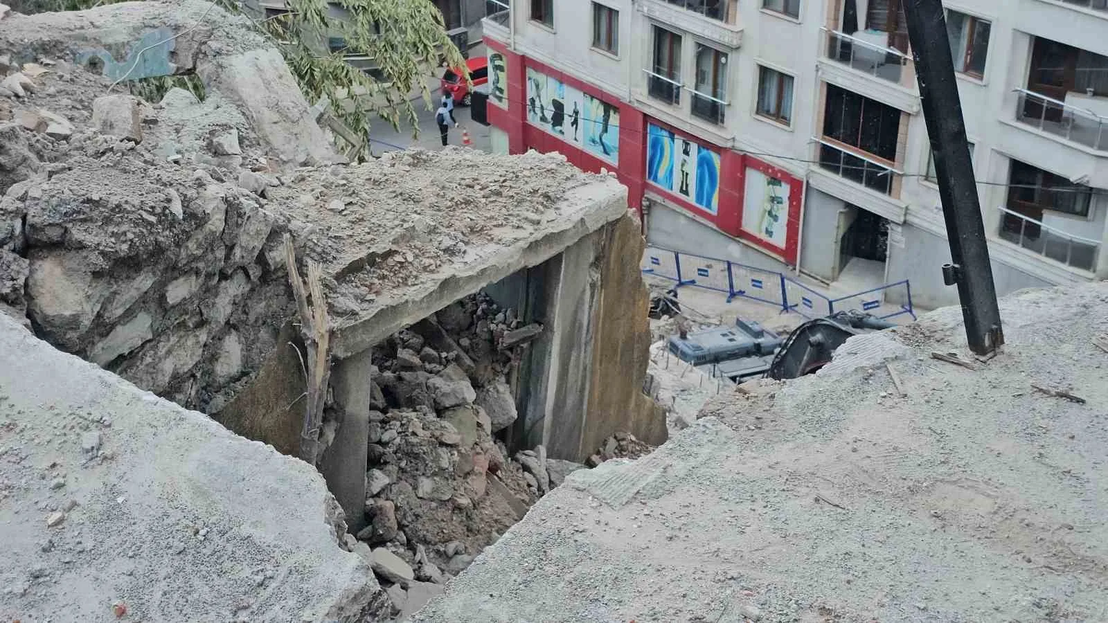 ZONGULDAK'TA 3 KATLI BETONARME BİNANIN ÇÖKMESİ SONUCU 1 KİŞİNİN HAYATINI KAYBETTİĞİ, 1 KİŞİNİN YARALANDIĞI FACİANIN BOYUTU GÜN AĞARINCA ORTAYA ÇIKTI.