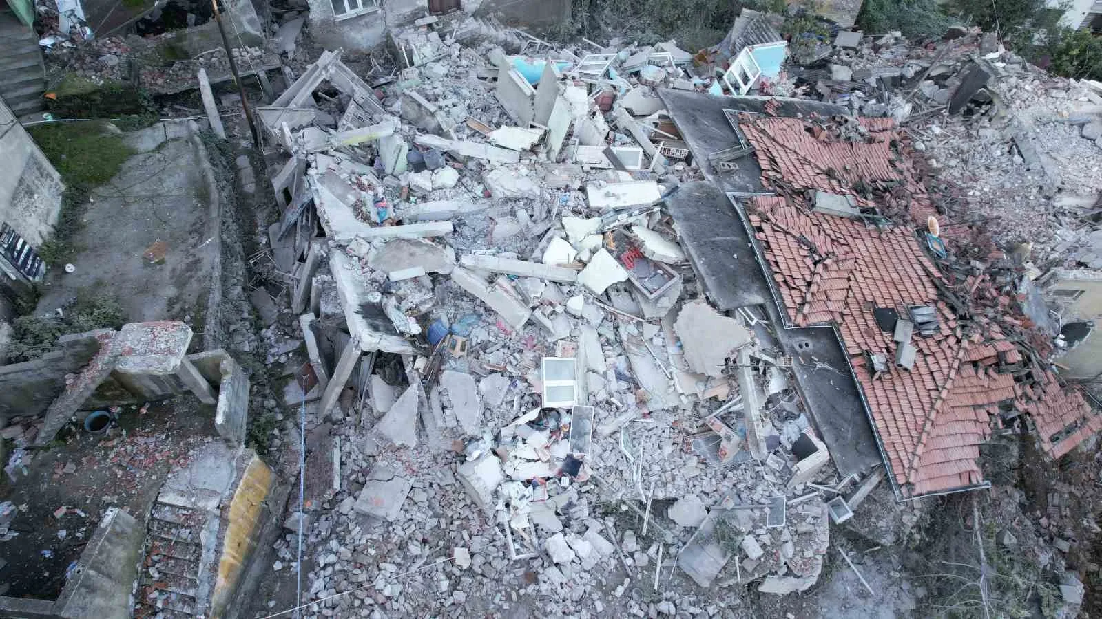 ZONGULDAK’TA 3 KATLI BETONARME BİNANIN ÇÖKMESİ SONUCU 1 KİŞİNİN HAYATINI KAYBETTİĞİ, 1 KİŞİNİN YARALANDIĞI FACİANIN BOYUTU GÜN AĞARINCA ORTAYA ÇIKTI.