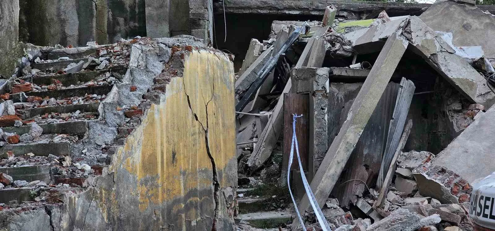 ZONGULDAK'TA 3 KATLI BETONARME BİNANIN ÇÖKMESİ SONUCU 1 KİŞİNİN HAYATINI KAYBETTİĞİ, 1 KİŞİNİN YARALANDIĞI FACİANIN BOYUTU GÜN AĞARINCA ORTAYA ÇIKTI.