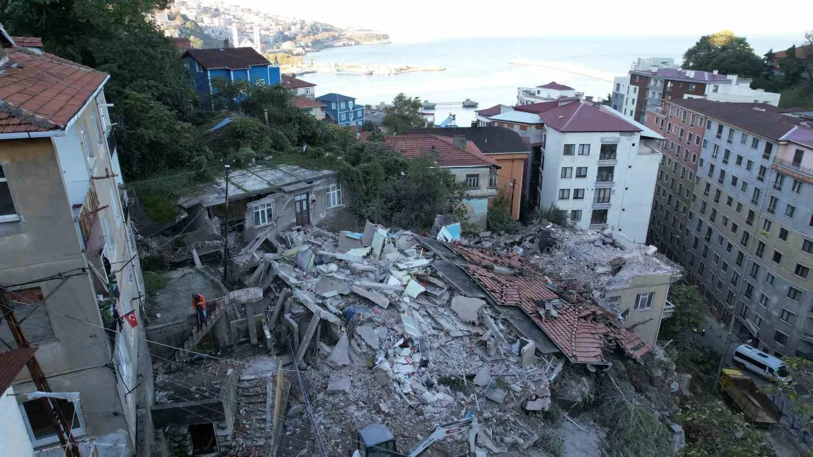 HAVADAN GÖRÜNTÜLENEN ENKAZIN ÇEVRESİNDE 7 BİNA, 13 DAİREDE YAŞAYAN 30 KİŞİ TAHLİYE EDİLDİ.