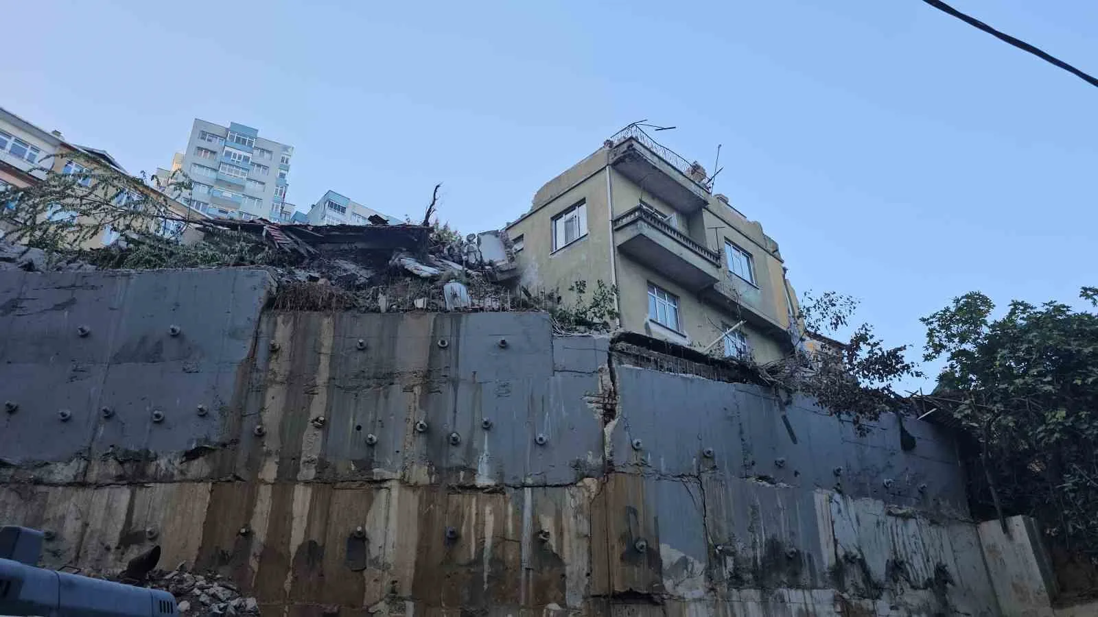 ZONGULDAK'TA 3 KATLI BETONARME BİNANIN ÇÖKMESİ SONUCU 1 KİŞİNİN HAYATINI KAYBETTİĞİ, 1 KİŞİNİN YARALANDIĞI FACİANIN BOYUTU GÜN AĞARINCA ORTAYA ÇIKTI.
