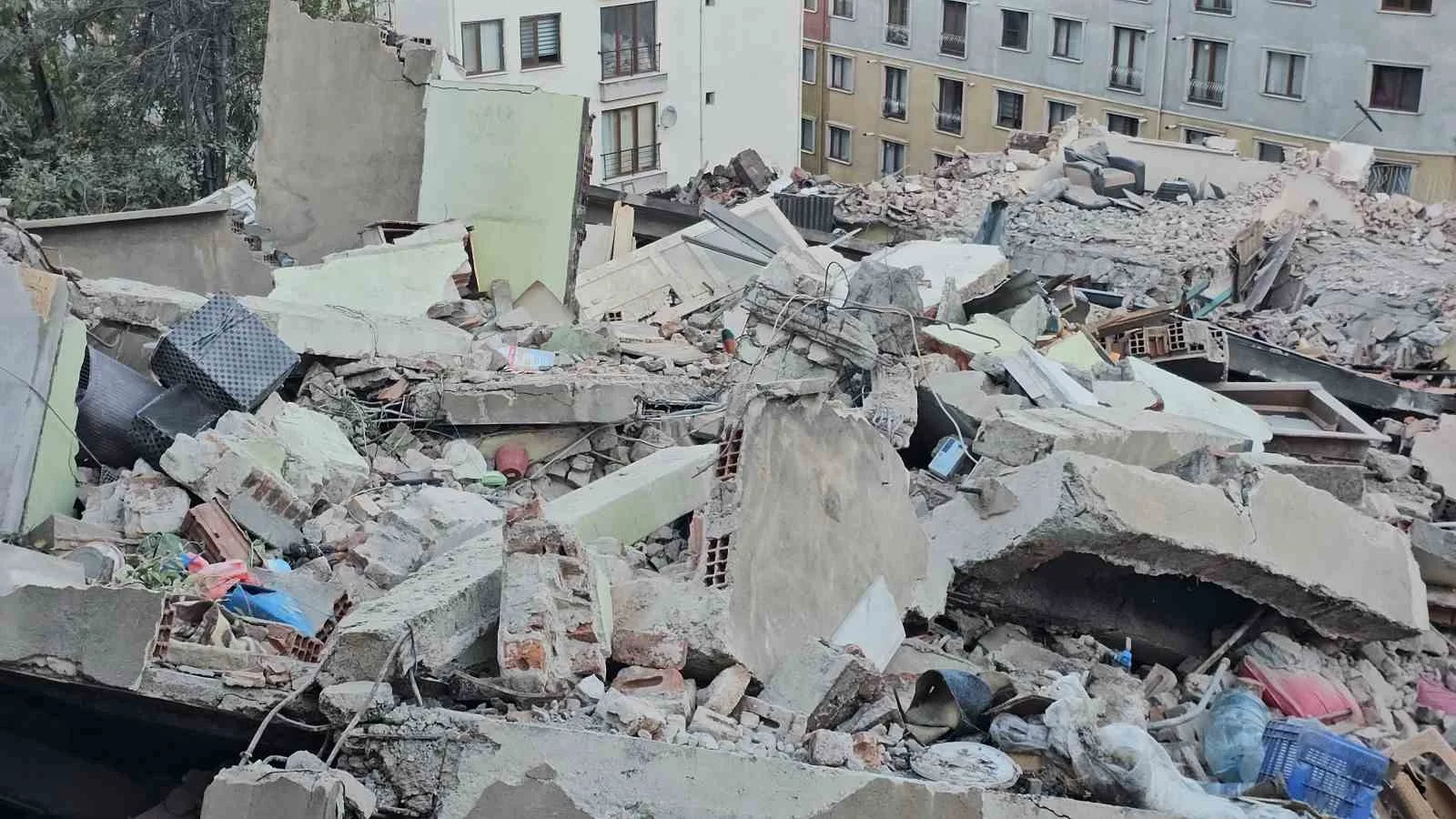 ZONGULDAK'TA 3 KATLI BETONARME BİNANIN ÇÖKMESİ SONUCU 1 KİŞİNİN HAYATINI KAYBETTİĞİ, 1 KİŞİNİN YARALANDIĞI FACİANIN BOYUTU GÜN AĞARINCA ORTAYA ÇIKTI.
