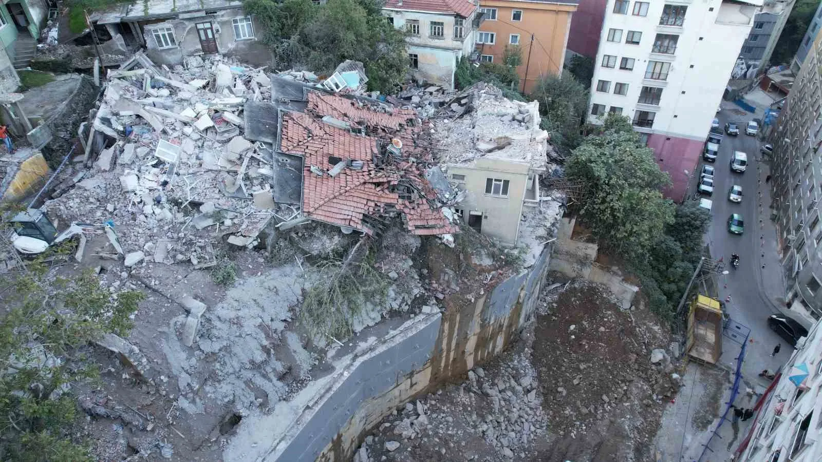 HAVADAN GÖRÜNTÜLENEN ENKAZIN ÇEVRESİNDE 7 BİNA, 13 DAİREDE YAŞAYAN 30 KİŞİ TAHLİYE EDİLDİ.
