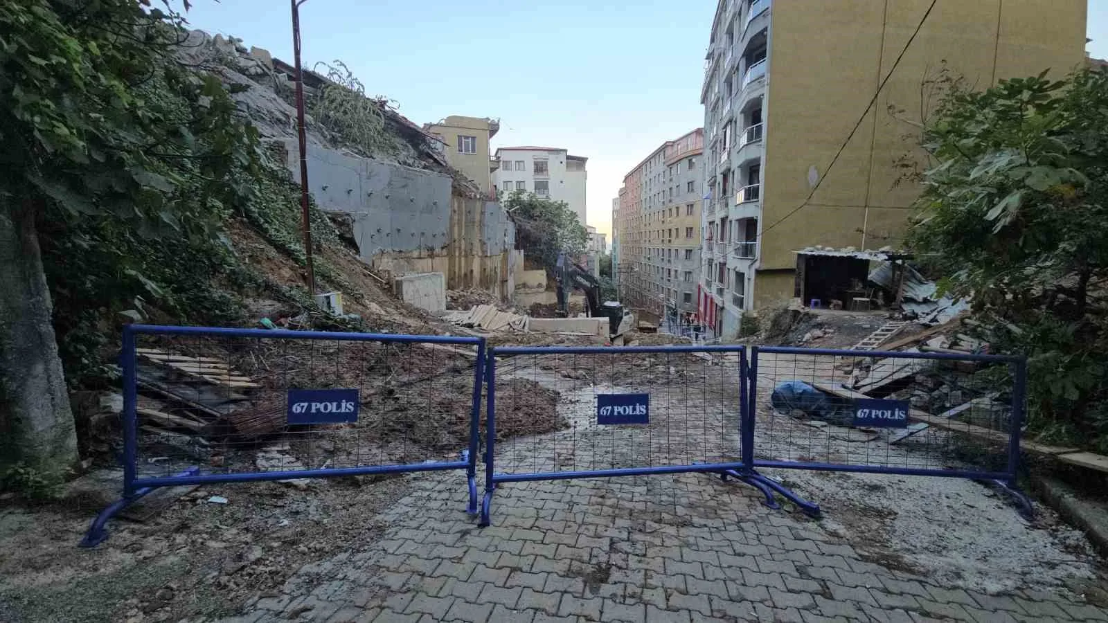 POLİS EKİPLERİ ENKAZ ÇEVRESİNDE NÖBET TUTARKEN, OLAYLA İLGİLİ BAŞLATILAN SORUŞTURMA SÜRÜYOR.