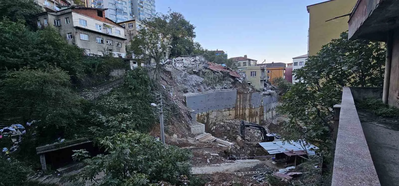 ZONGULDAK’TA 3 KATLI BETONARME BİNANIN ÇÖKMESİ SONUCU 1 KİŞİNİN HAYATINI KAYBETTİĞİ, 1 KİŞİNİN YARALANDIĞI FACİANIN BOYUTU GÜN AĞARINCA ORTAYA ÇIKTI.