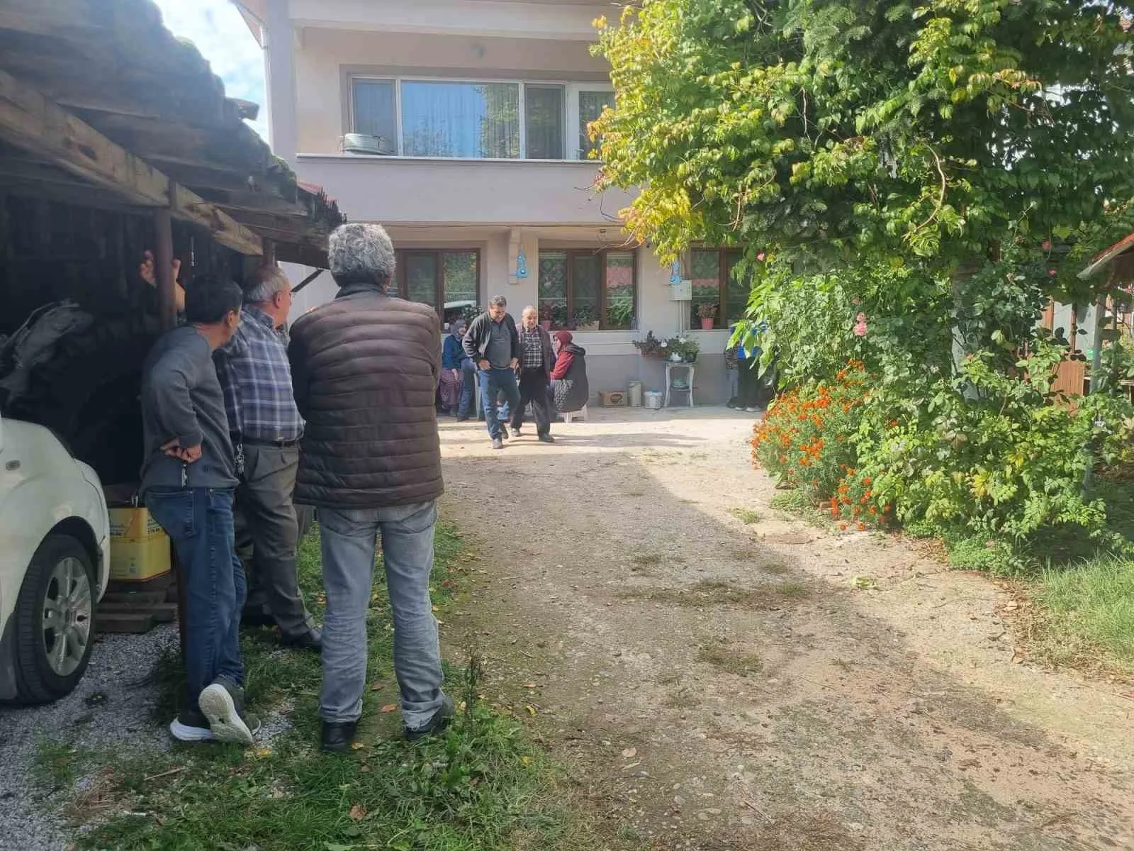 ZONGULDAK’IN ÇAYCUMA İLÇESİNE BAĞLI GEMİCİLER MAHALLESİ’NDE BİR KİŞİ, EVİNDE TÜFEKLE VURULMUŞ HALDE BULUNDU.