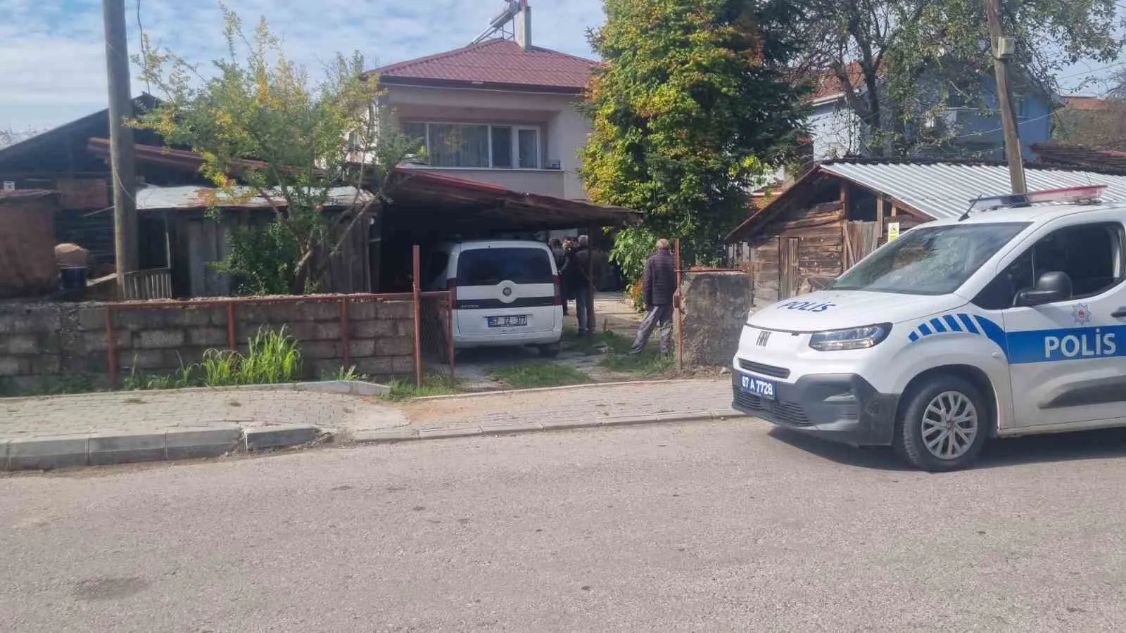 ZONGULDAK’IN ÇAYCUMA İLÇESİNE BAĞLI GEMİCİLER MAHALLESİ’NDE BİR KİŞİ, EVİNDE TÜFEKLE VURULMUŞ HALDE BULUNDU.