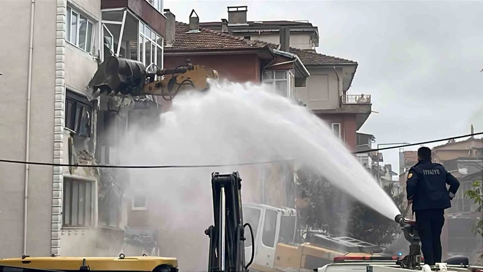 ZONGULDAK’TA YAKLAŞIK İKİ AY ÖNCE DUVARLARINDA VE TAŞIYICI YAPININ ÇEŞİTLİ BÖLÜMLERİNDE OLUŞAN ÇATLAKLAR NEDENİYLE TAHLİYE EDİLEN 5 KATLI BİNANIN KONTROLLÜ YIKIMINA BAŞLANDI. YIKIM SIRASINDA ZARAR GÖRME İHTİMALİ BULUNAN 14 DAİRELİK İKİ BİNA DA TEDBİR AMACIYLA BOŞALTILDI.