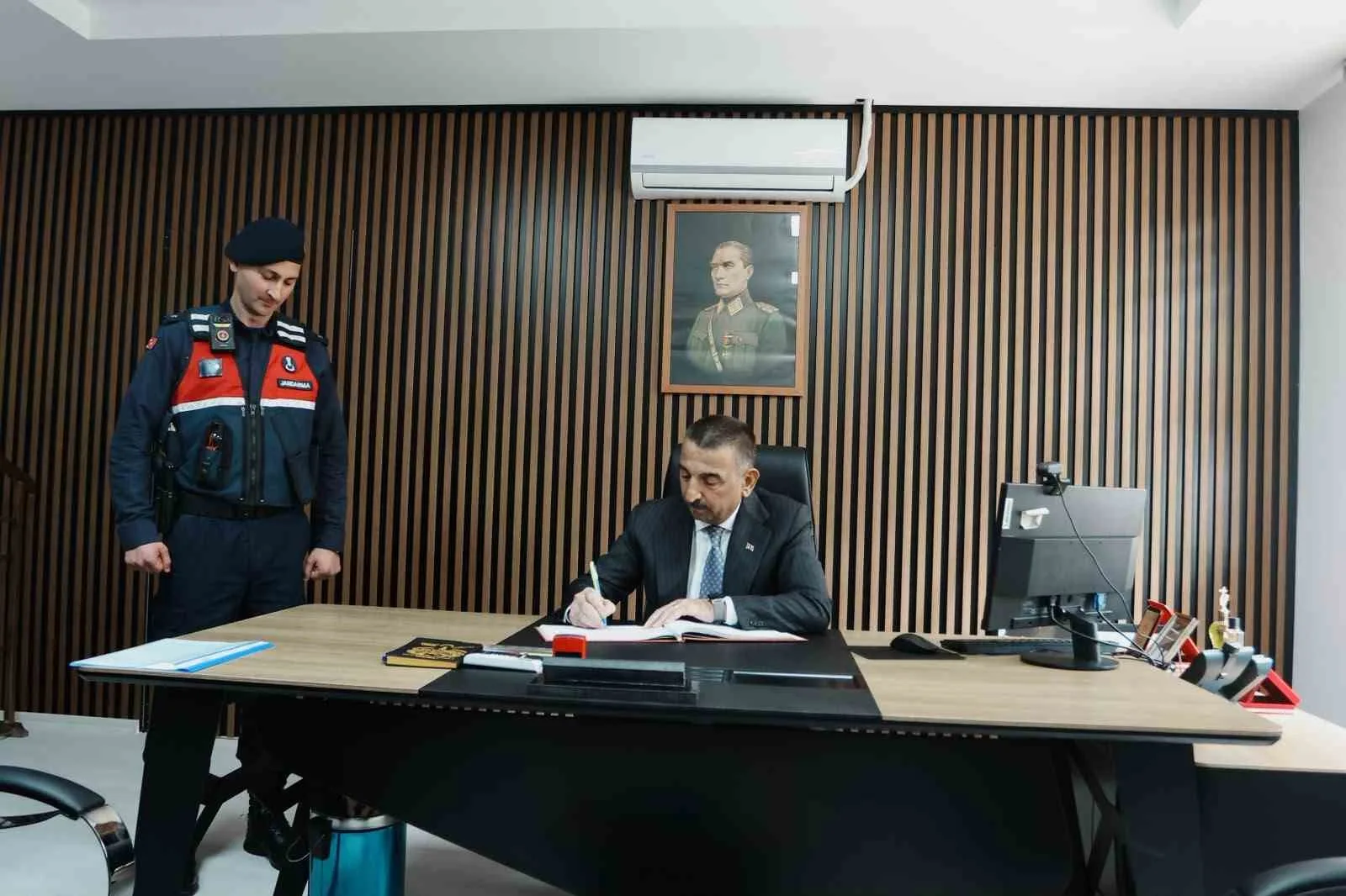 ZONGULDAK’IN DEVREK İLÇESİNE BAĞLI ÇAYDEĞİRMENİ BELDESİNDE YAPIMI TAMAMLANAN JANDARMA KARAKOL KOMUTANLIĞI YENİ HİZMET BİNASI TÖRENLE AÇILDI.