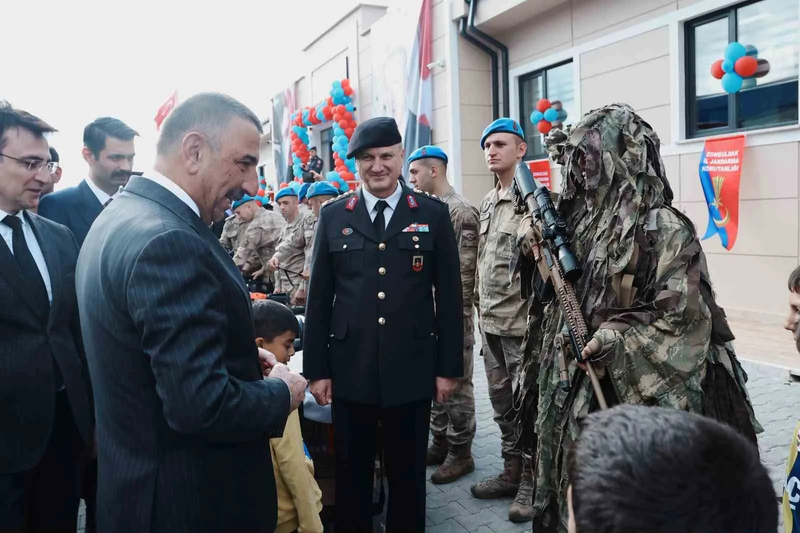 ZONGULDAK’IN DEVREK İLÇESİNE BAĞLI ÇAYDEĞİRMENİ BELDESİNDE YAPIMI TAMAMLANAN JANDARMA KARAKOL KOMUTANLIĞI YENİ HİZMET BİNASI TÖRENLE AÇILDI.