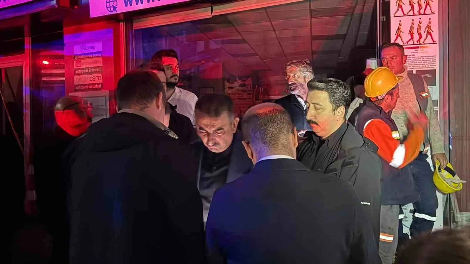 EKİPLERİN YÜRÜTTÜĞÜ ARAMA KURTARMA ÇALIŞMALARI SONUCUNDA ENKAZ ALTINDA KALAN ÖZHAN'IN HAYATINI KAYBETTİĞİ BELİRLENDİ.