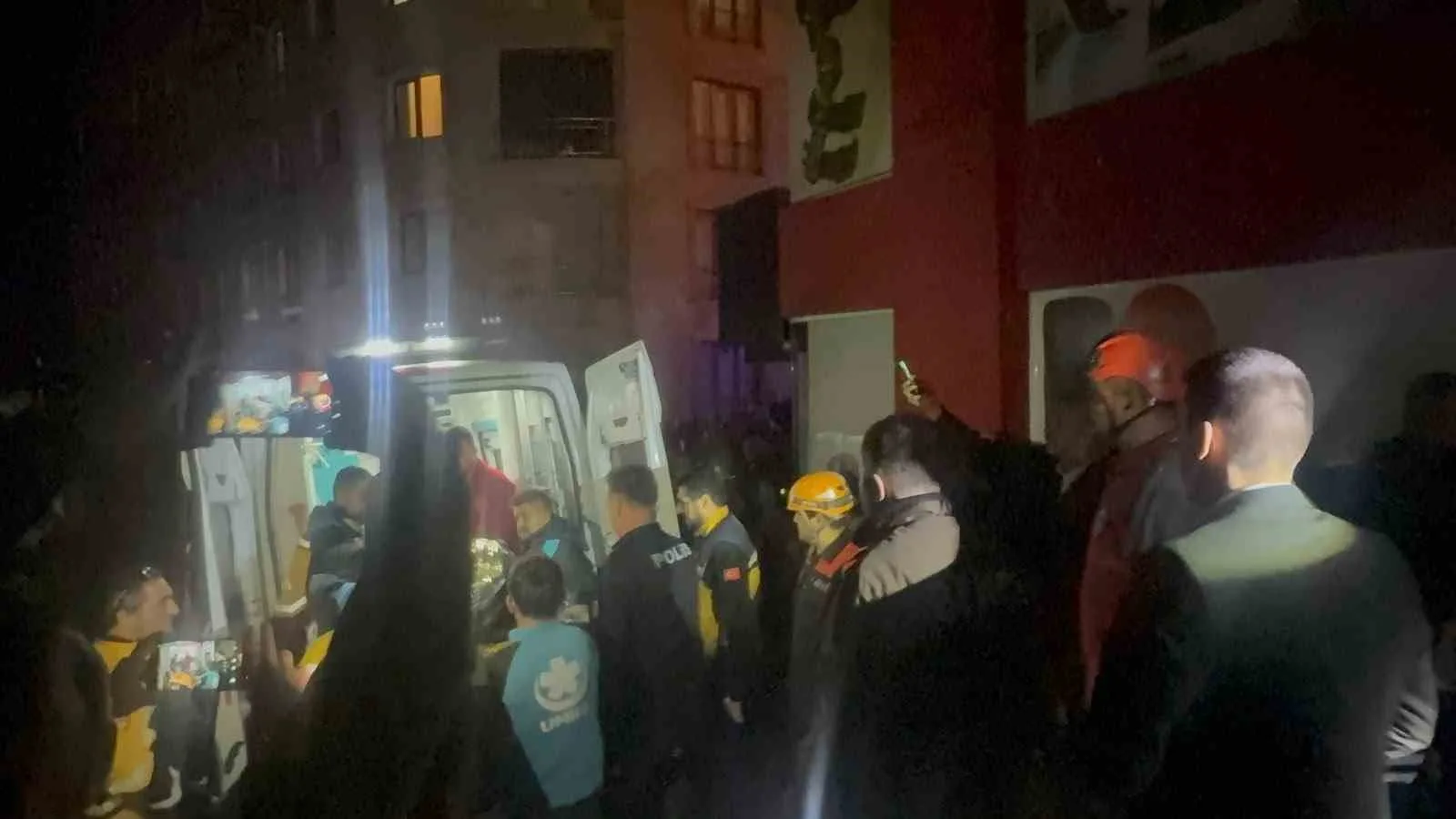ZONGULDAK VALİSİ OSMAN HACIBEKTAŞOĞLU, GAZETECİLERE YAPTIĞI AÇIKLAMADA, ENKAZ ALTINDA 2 KİŞİNİN KALDIĞINI, EKİPLERİN KISA SÜREDE OLAY YERİNE GELEREK ENKAZ ALTINDAN BİR KİŞİYİ YARALI OLARAK KURTARDIĞINI BELİRTTİ.