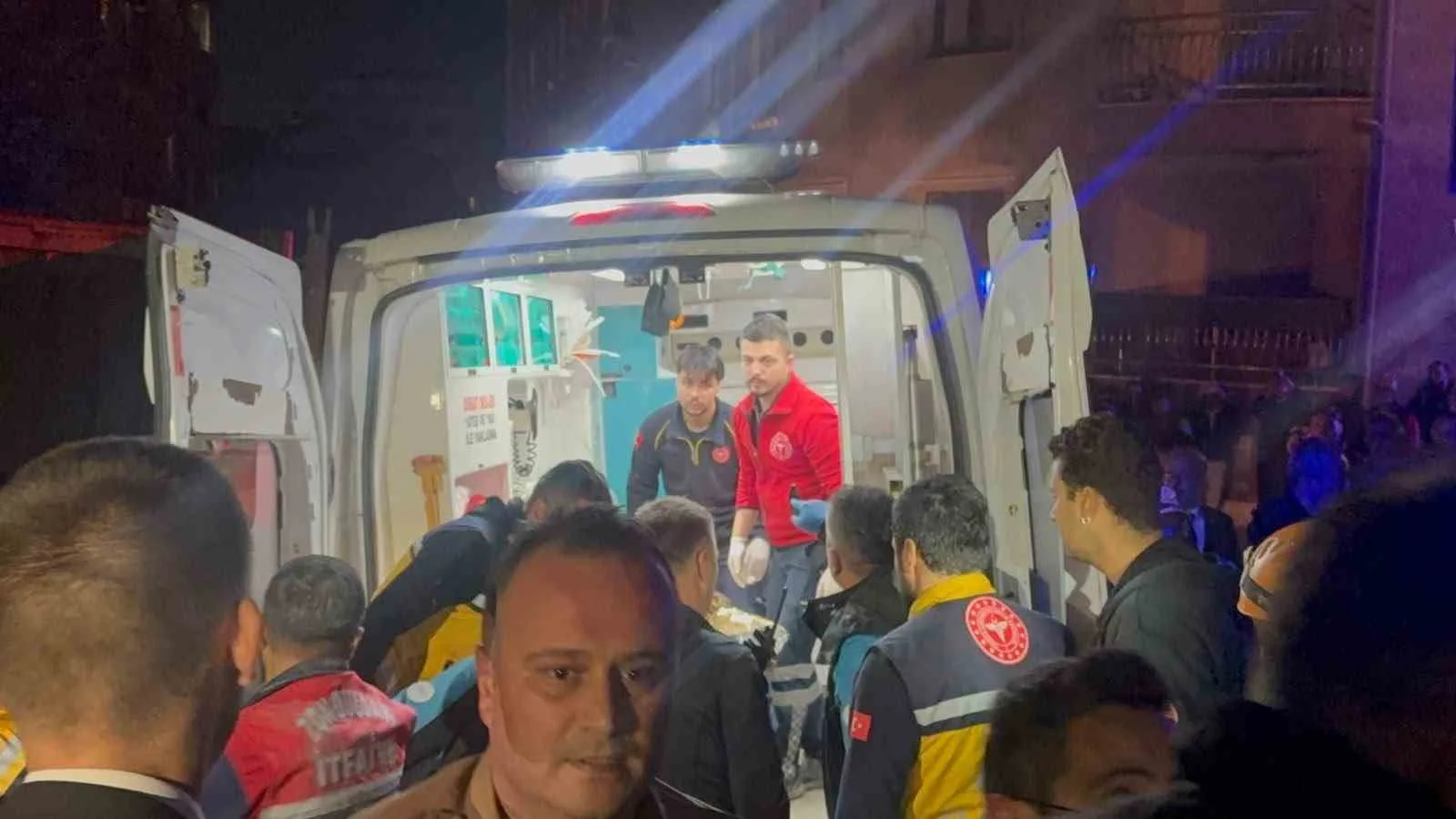 ZONGULDAK'TA 2 KATLI BİNANIN ÇÖKMESİ SONUCU ENKAZ ALTINDA KALAN YAŞLI KADININ CANSIZ BEDENİNE ULAŞILDI.
