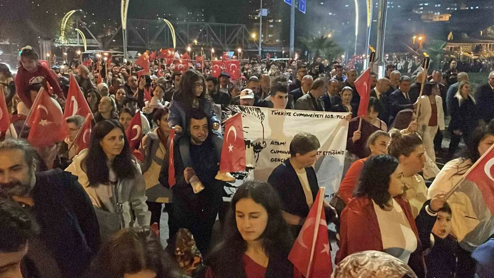 ZONGULDAK'TA 29 EKİM CUMHURİYET BAYRAMI'NIN 103. YIL DÖNÜMÜ DOLAYISIYLA DÜZENLENEN FENER ALAYI YÜRÜYÜŞÜNDE VATANDAŞLAR, TÜRK BAYRAKLARI VE MARŞLAR EŞLİĞİNDE İSTASYON CADDESİ'NDEN VALİLİK BİNASINA KADAR YÜRÜDÜ.