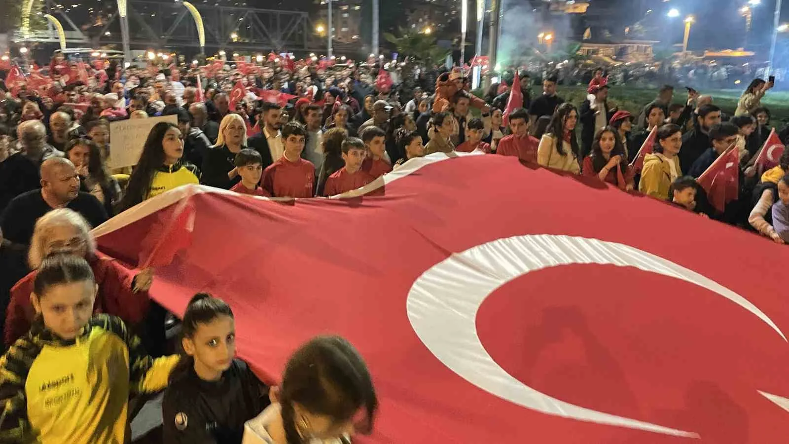 ZONGULDAK'TA 29 EKİM CUMHURİYET BAYRAMI'NIN 103. YIL DÖNÜMÜ DOLAYISIYLA DÜZENLENEN FENER ALAYI YÜRÜYÜŞÜNDE VATANDAŞLAR, TÜRK BAYRAKLARI VE MARŞLAR EŞLİĞİNDE İSTASYON CADDESİ'NDEN VALİLİK BİNASINA KADAR YÜRÜDÜ.