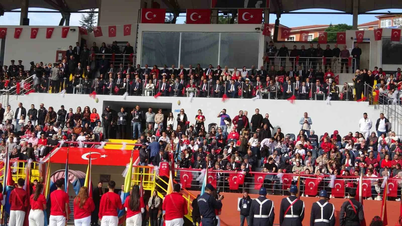 ZONGULDAK'TA 29 EKİM CUMHURİYET BAYRAMI DOLAYISIYLA KARAELMAS KEMAL KÖKSAL STADI'NDA DÜZENLENEN TÖRENDE ÖĞRENCİLERİN HAZIRLADIĞI GÖSTERİLER VE BAYRAKLI GEÇİŞLER GERÇEKLEŞTİRİLDİ. KUTLAMALARDA POLİS, KOMANDO BİRLİKLERİ VE MADEN İŞÇİLERİ DE TÖREN ALANINDAN GEÇTİ.