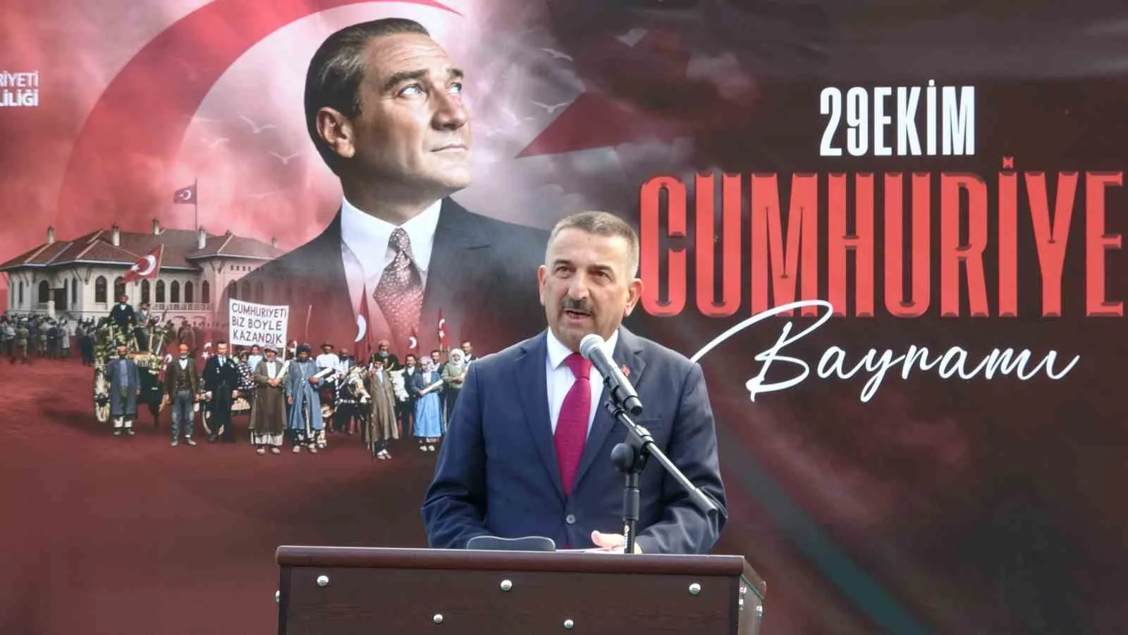 ZONGULDAK'TA 29 EKİM CUMHURİYET BAYRAMI DOLAYISIYLA KARAELMAS KEMAL KÖKSAL STADI'NDA DÜZENLENEN TÖRENDE ÖĞRENCİLERİN HAZIRLADIĞI GÖSTERİLER VE BAYRAKLI GEÇİŞLER GERÇEKLEŞTİRİLDİ. KUTLAMALARDA POLİS, KOMANDO BİRLİKLERİ VE MADEN İŞÇİLERİ DE TÖREN ALANINDAN GEÇTİ.