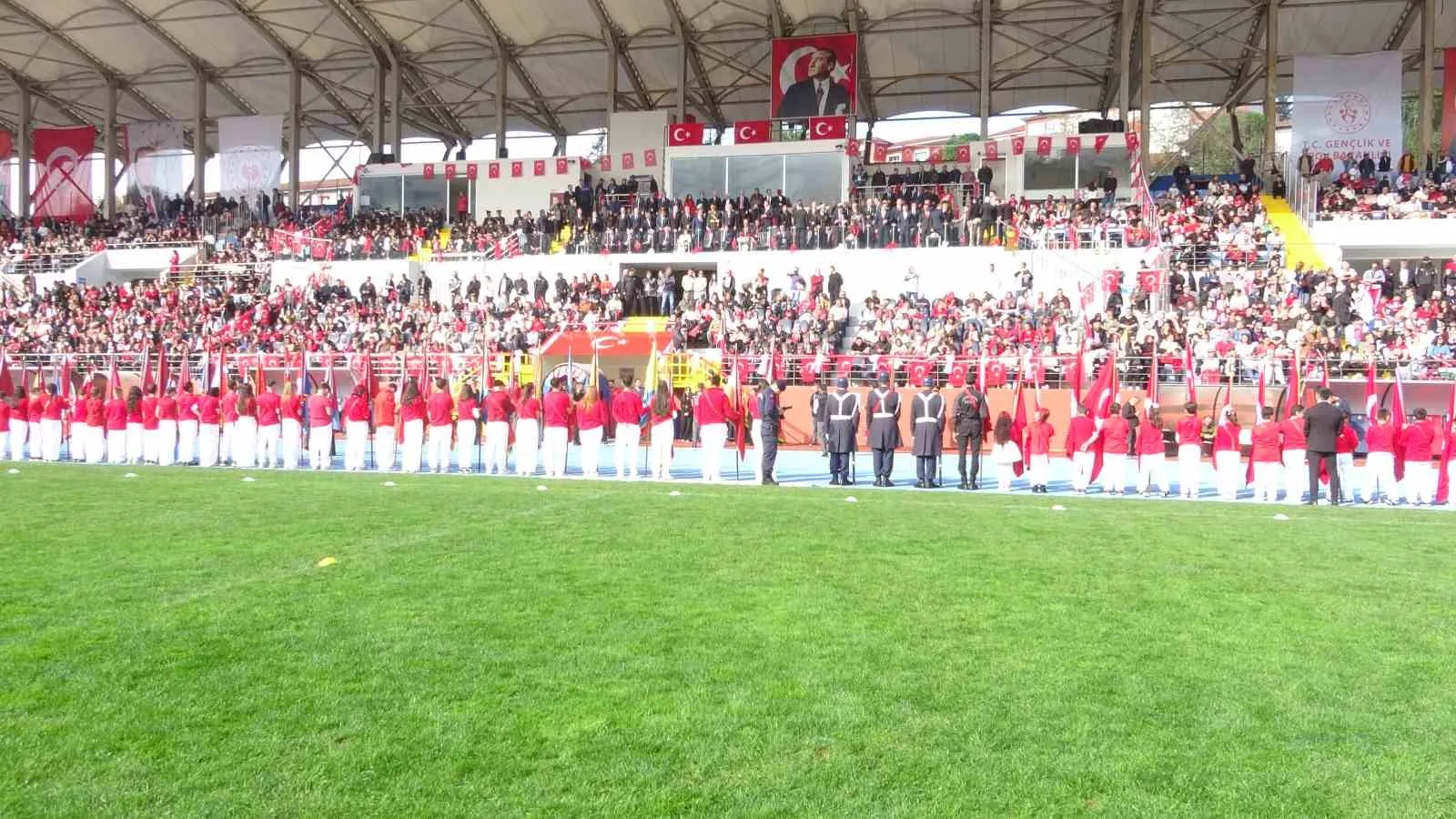 ZONGULDAK'TA 29 EKİM CUMHURİYET BAYRAMI DOLAYISIYLA KARAELMAS KEMAL KÖKSAL STADI'NDA DÜZENLENEN TÖRENDE ÖĞRENCİLERİN HAZIRLADIĞI GÖSTERİLER VE BAYRAKLI GEÇİŞLER GERÇEKLEŞTİRİLDİ. KUTLAMALARDA POLİS, KOMANDO BİRLİKLERİ VE MADEN İŞÇİLERİ DE TÖREN ALANINDAN GEÇTİ.