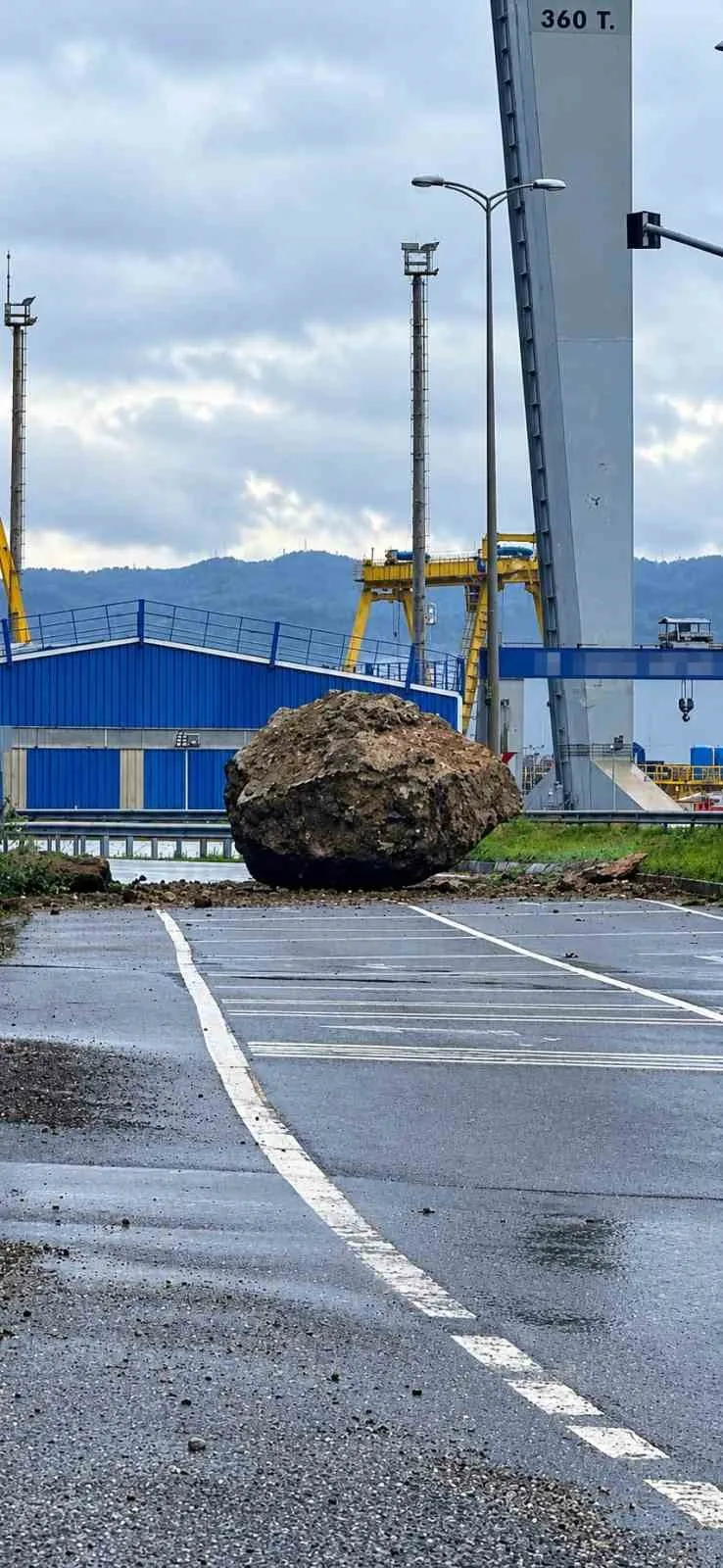 TERSANELER BÖLGESİNDE DAĞDAN KOPAN TONLARCA AĞIRLIĞINDAKİ DEV KAYA PARÇASI KARA YOLUNA DÜŞTÜ.