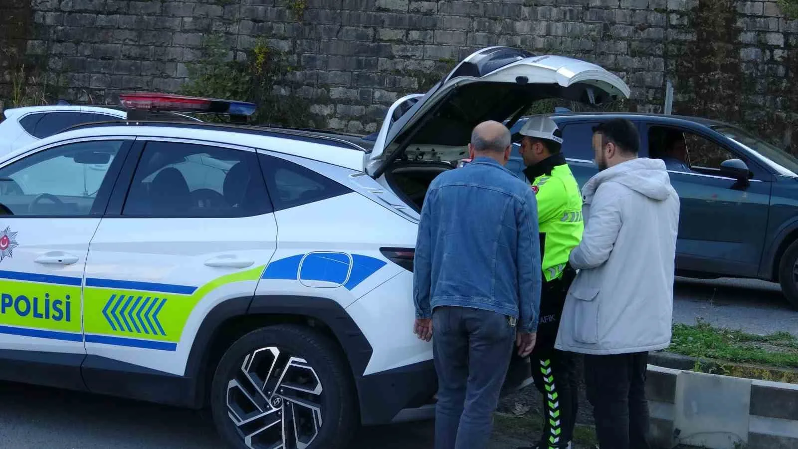 ZONGULDAK’TA POLİS EKİPLERİNCE ÜÇ FARKLI KARA YOLU GÜZERGAHINDA EŞ ZAMANLI TRAFİK DENETİMİ GERÇEKLEŞTİRİLDİ. DENETİMLERDE TRAFİK KURALLARINI İHLAL ETTİĞİ BELİRLENEN SÜRÜCÜLERE CEZAİ İŞLEM UYGULANDI.