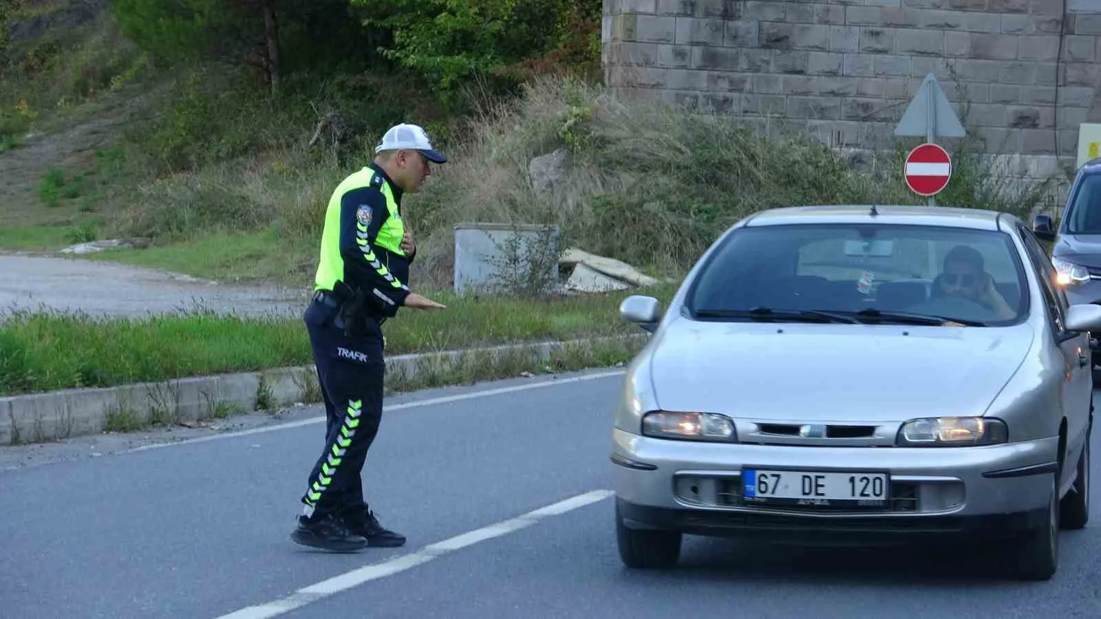 ZONGULDAK’TA POLİS EKİPLERİNCE ÜÇ FARKLI KARA YOLU GÜZERGAHINDA EŞ ZAMANLI TRAFİK DENETİMİ GERÇEKLEŞTİRİLDİ. DENETİMLERDE TRAFİK KURALLARINI İHLAL ETTİĞİ BELİRLENEN SÜRÜCÜLERE CEZAİ İŞLEM UYGULANDI.