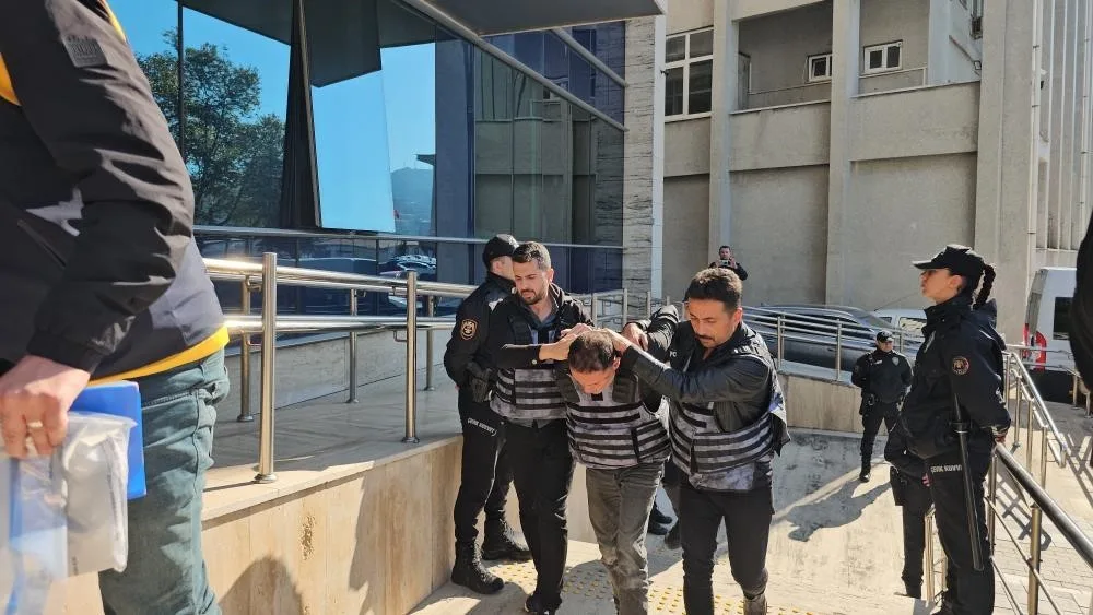ZONGULDAK'IN KİLİMLİ İLÇESİNDE BOŞANMA AŞAMASINDAKİ EŞİ BURÇİN D. (41) İLE KENDİSİNE YARDIM ETMEK İSTEYEN EMRE Ç.'Yİ (27) SİLAHLA AĞIR YARALAYAN ERCAN D. (48), ÇIKARILDIĞI MAHKEMECE TUTUKLANDI.