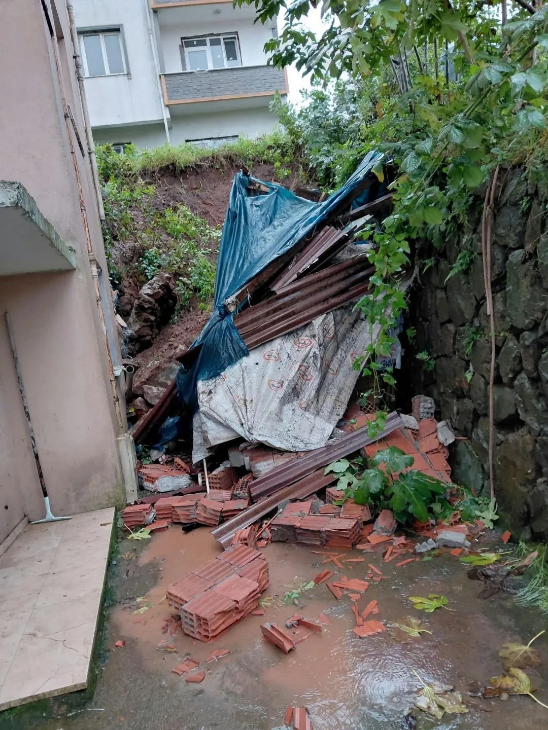 ZONGULDAK’IN KARADENİZ EREĞLİ İLÇESİNDE ŞİDDETLİ YAĞMUR VE FIRTINANIN ARDINDAN MEYDANA GELEN TOPRAK KAYMASINDA BİR EVİN BAHÇESİ KAYARKEN, BİNANIN ALT KATINDAKİ BALKON ZARAR GÖRDÜ.