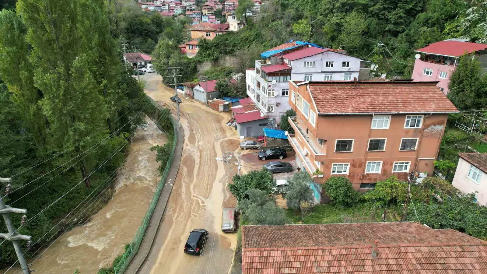 DERELERİN GETİRDİĞİ ÇAMURLARIN YOLU KAPLAMASI HAVADAN GÖRÜNTÜLENDİ.