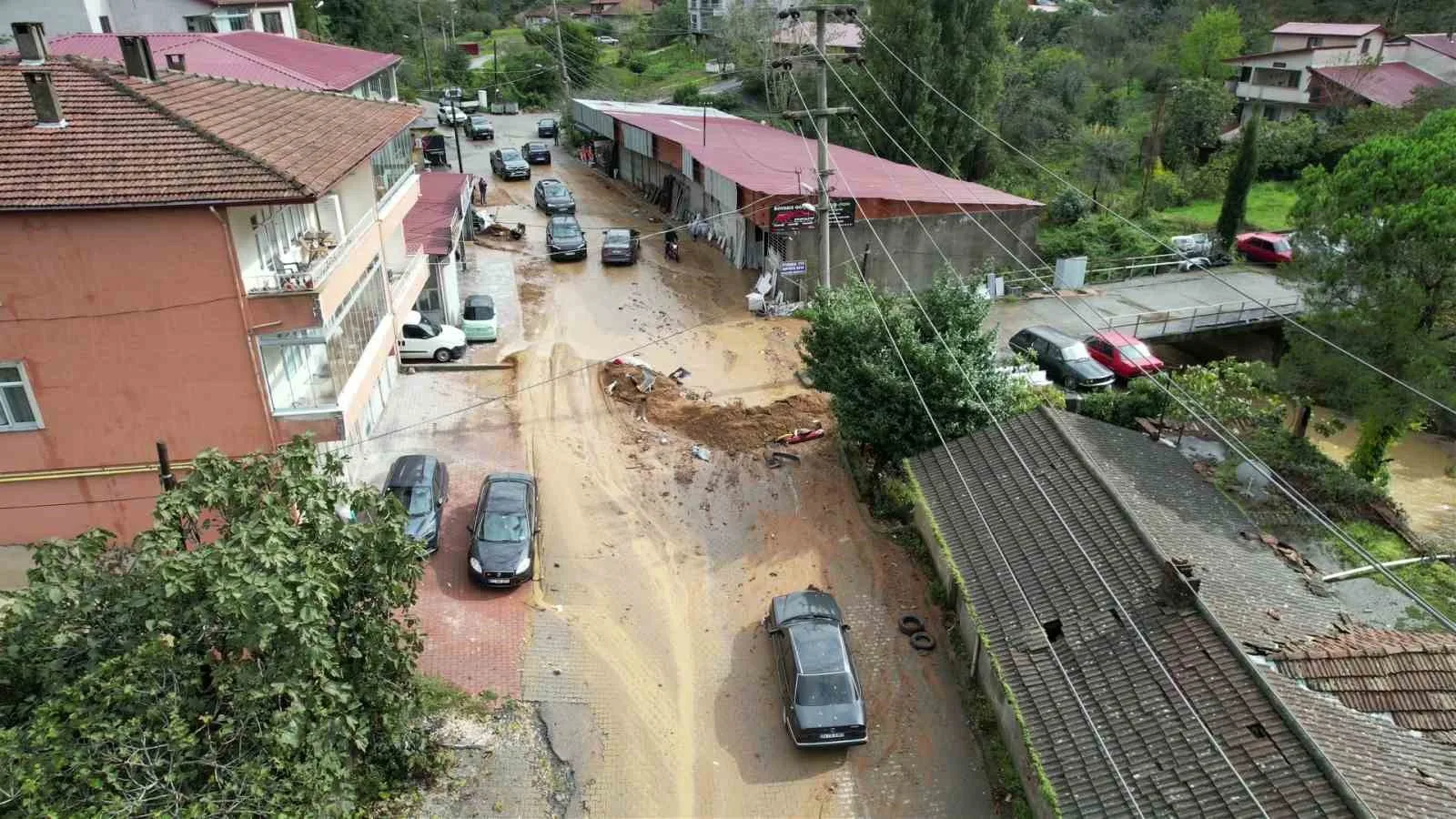 DERELERİN GETİRDİĞİ ÇAMURLARIN YOLU KAPLAMASI HAVADAN GÖRÜNTÜLENDİ.
