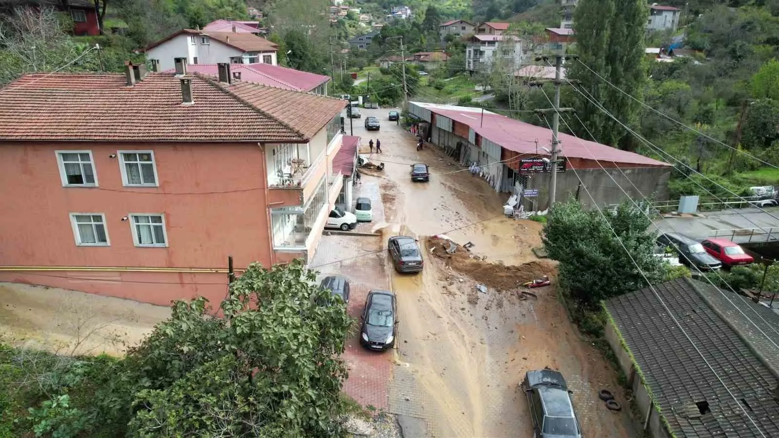 DERELERİN GETİRDİĞİ ÇAMURLARIN YOLU KAPLAMASI HAVADAN GÖRÜNTÜLENDİ.