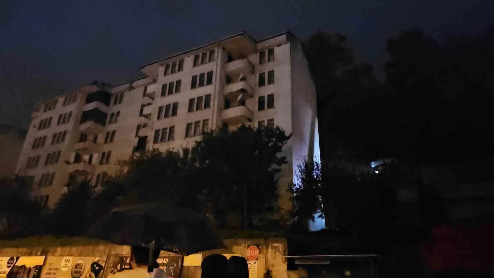 ZONGULDAK'IN ÇATALAĞZI BELDESİNDE YAĞIŞLAR SONRASI LOJMANA AİT İSTİNAT DUVARI ÇÖKTÜ. HEYELAN SONRASI PARK HALİNDEKİ İKİ ARAÇ TOPRAK ALTINDA KALDI.