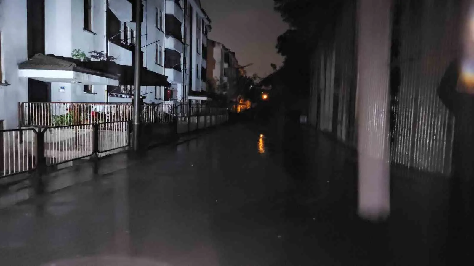ZONGULDAK'IN ÇATALAĞZI BELDESİNDE YAĞIŞLAR SONRASI LOJMANA AİT İSTİNAT DUVARI ÇÖKTÜ. HEYELAN SONRASI PARK HALİNDEKİ İKİ ARAÇ TOPRAK ALTINDA KALDI.