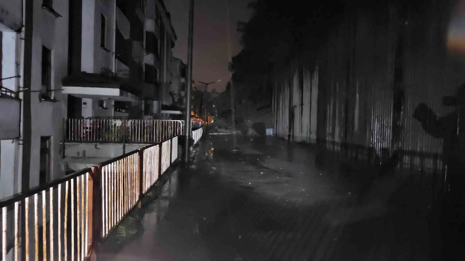 ZONGULDAK'IN ÇATALAĞZI BELDESİNDE YAĞIŞLAR SONRASI LOJMANA AİT İSTİNAT DUVARI ÇÖKTÜ. HEYELAN SONRASI PARK HALİNDEKİ İKİ ARAÇ TOPRAK ALTINDA KALDI.