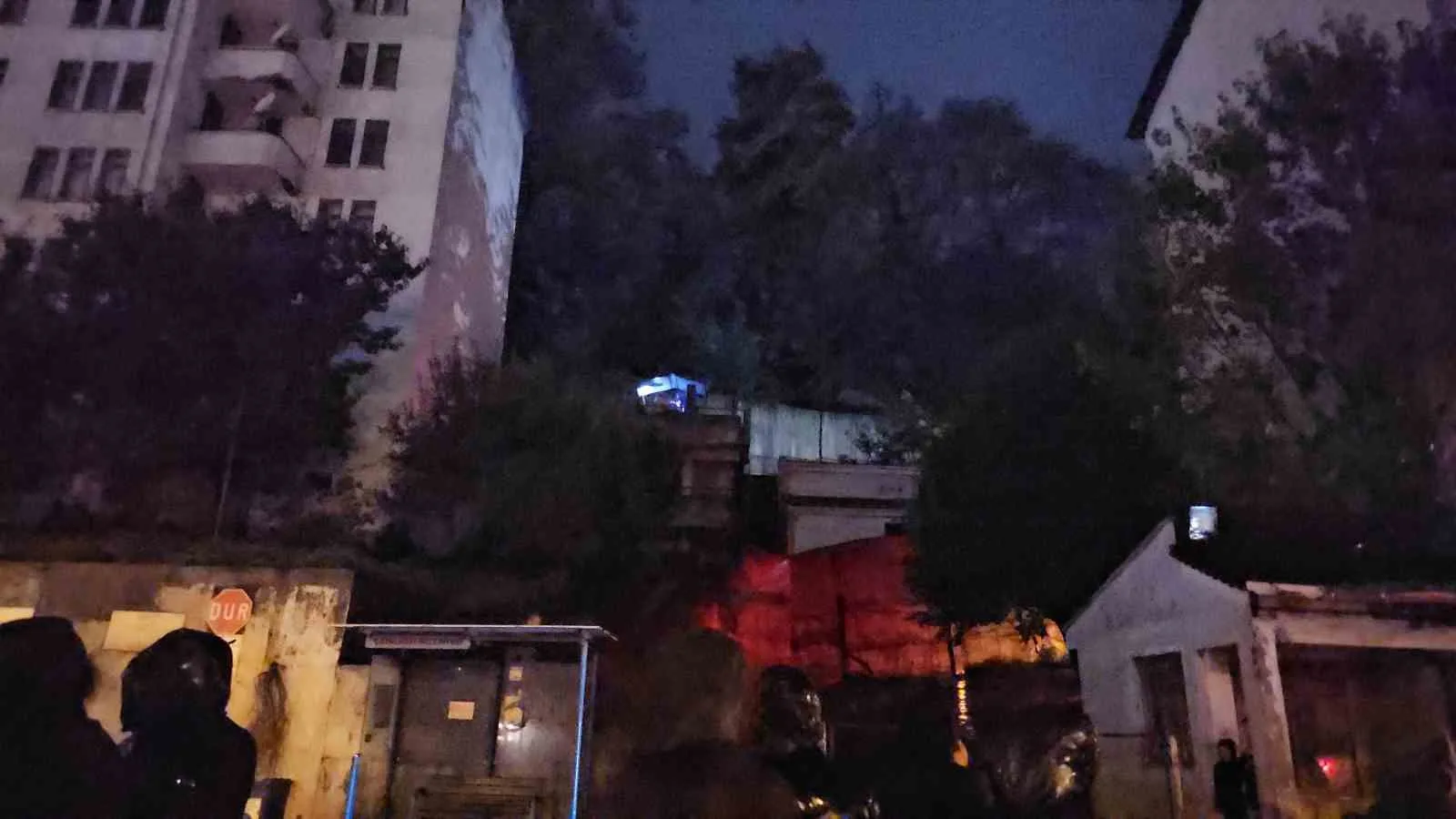 ZONGULDAK'IN ÇATALAĞZI BELDESİNDE YAĞIŞLAR SONRASI LOJMANA AİT İSTİNAT DUVARI ÇÖKTÜ. HEYELAN SONRASI PARK HALİNDEKİ İKİ ARAÇ TOPRAK ALTINDA KALDI.