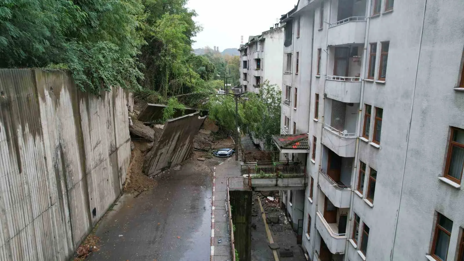 ZONGULDAK'IN KİLİMLİ İLÇESİNE BAĞLI ÇATALAĞZI BELDESİNDE DÜN AKŞAM MEYDANA GELEN HEYELANIN BOYUTU GÜN AĞARINCA ORTAYA ÇIKTI. İSTİNAT DUVARININ ÇÖKMESİ SONUCU İKİ ARACIN TOPRAK ALTINDA KALDIĞI BÖLGEDE 49 DAİRE TEDBİR AMACIYLA TAHLİYE EDİLDİ. HEYELAN BÖLGESİ DRON İLE HAVADAN GÖRÜNTÜLENDİ.
