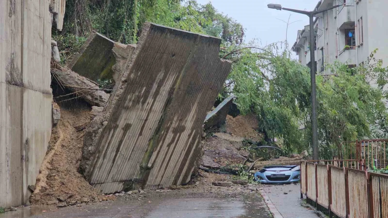 ZONGULDAK'IN KİLİMLİ İLÇESİNE BAĞLI ÇATALAĞZI BELDESİNDE DÜN AKŞAM MEYDANA GELEN HEYELANIN BOYUTU GÜN AĞARINCA ORTAYA ÇIKTI. İSTİNAT DUVARININ ÇÖKMESİ SONUCU İKİ ARACIN TOPRAK ALTINDA KALDIĞI BÖLGEDE 49 DAİRE TEDBİR AMACIYLA TAHLİYE EDİLDİ. HEYELAN BÖLGESİ DRON İLE HAVADAN GÖRÜNTÜLENDİ.
