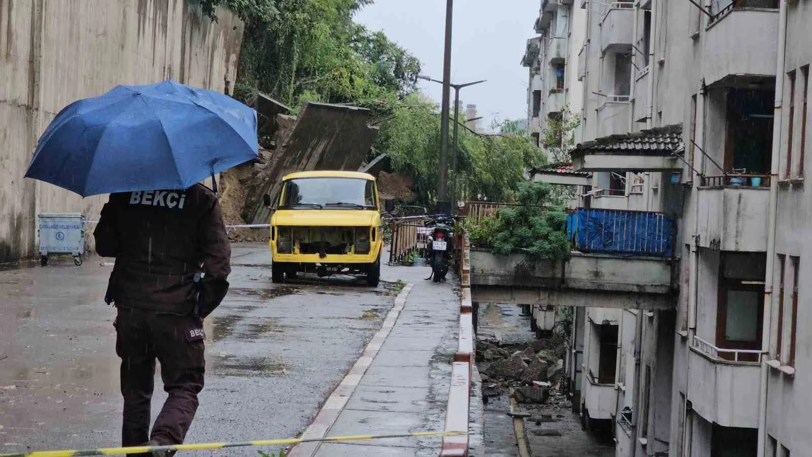 ZONGULDAK'IN KİLİMLİ İLÇESİNE BAĞLI ÇATALAĞZI BELDESİNDE DÜN AKŞAM MEYDANA GELEN HEYELANIN BOYUTU GÜN AĞARINCA ORTAYA ÇIKTI. İSTİNAT DUVARININ ÇÖKMESİ SONUCU İKİ ARACIN TOPRAK ALTINDA KALDIĞI BÖLGEDE 49 DAİRE TEDBİR AMACIYLA TAHLİYE EDİLDİ. HEYELAN BÖLGESİ DRON İLE HAVADAN GÖRÜNTÜLENDİ.