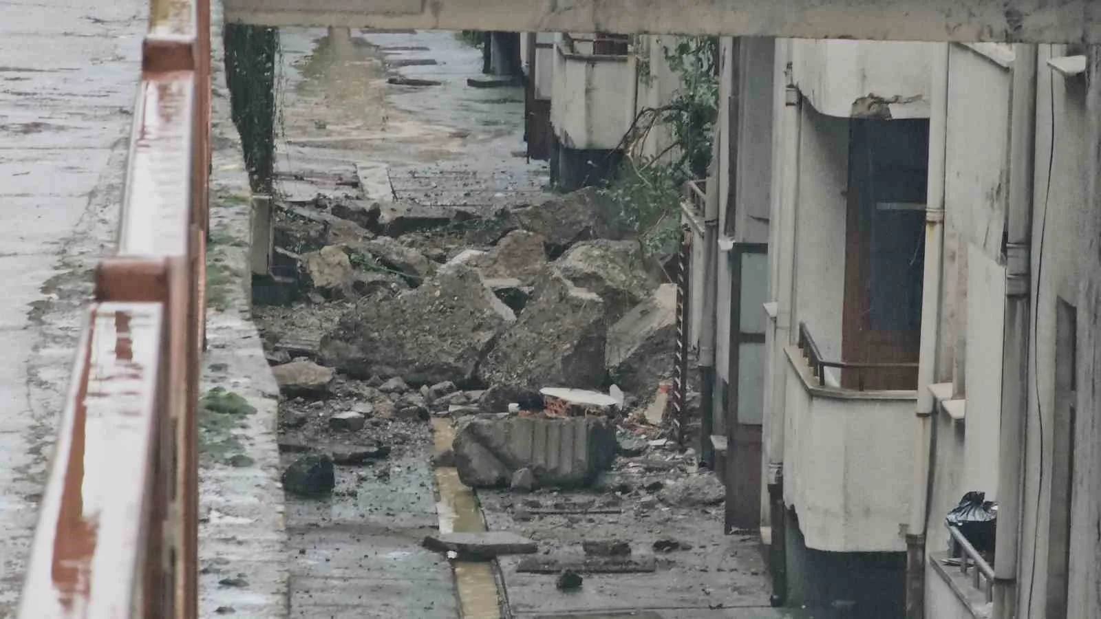 ZONGULDAK'IN KİLİMLİ İLÇESİNE BAĞLI ÇATALAĞZI BELDESİNDE DÜN AKŞAM MEYDANA GELEN HEYELANIN BOYUTU GÜN AĞARINCA ORTAYA ÇIKTI. İSTİNAT DUVARININ ÇÖKMESİ SONUCU İKİ ARACIN TOPRAK ALTINDA KALDIĞI BÖLGEDE 49 DAİRE TEDBİR AMACIYLA TAHLİYE EDİLDİ. HEYELAN BÖLGESİ DRON İLE HAVADAN GÖRÜNTÜLENDİ.
