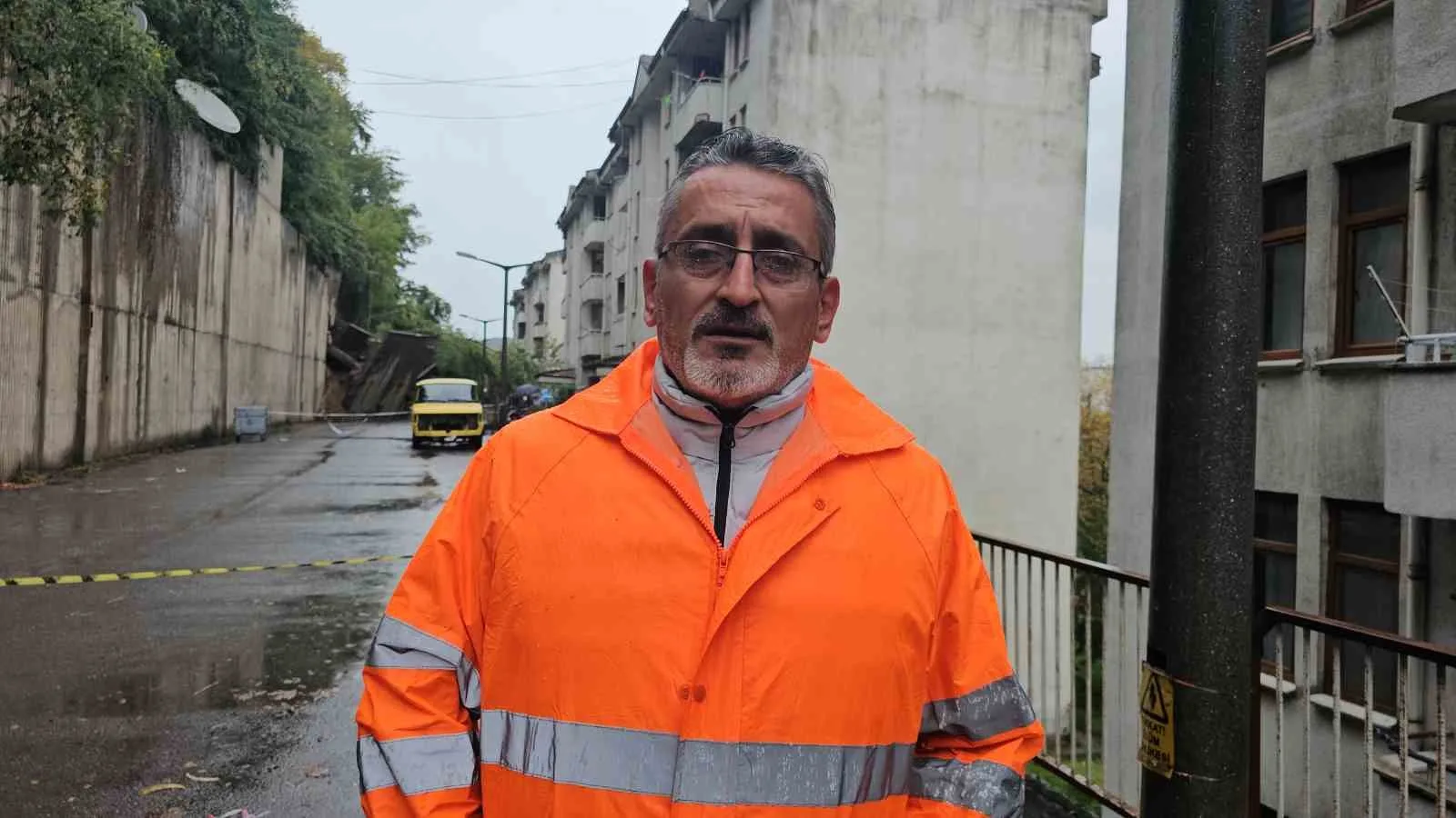 KUZYAKA MAHALLESİ MUHTARI SELÇUK DURMUŞ, HEYELANIN ARDINDAN BÖLGEDEKİ 49 DAİRENİN TAHLİYE EDİLDİĞİNİ BELİRTEREK, "DÜN AKŞAM SAAT 19.30 SIRALARINDA HEYELAN OLMASI SEBEBİYLE VATANDAŞLARIMIZIN EVLERİNİ BOŞALTTIK. CAN KAYBIMIZ YOK ÇOK ŞÜKÜR. "DEDİ.
