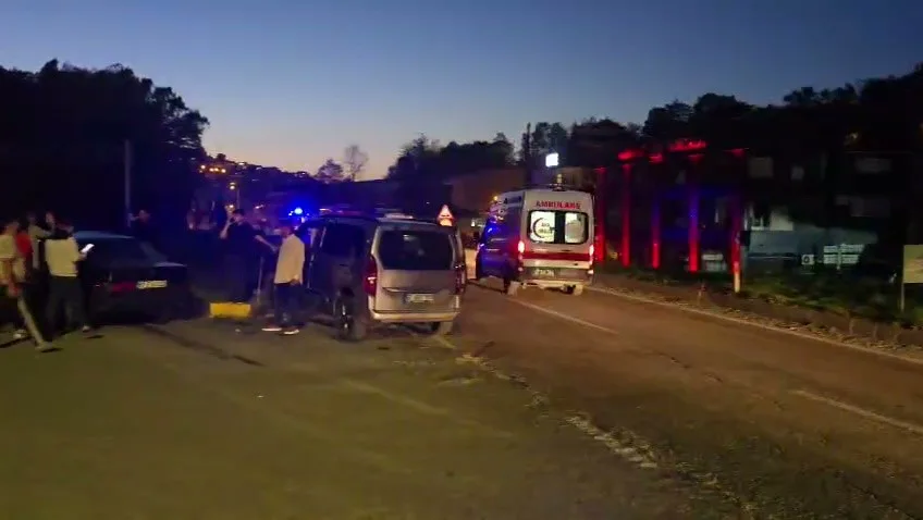 ZONGULDAK'TA İKİ ARACIN KAVŞAKTA ÇARPIŞTIĞI KAZADA 6 KİŞİ YARALANDI. YARALILAR İLK MÜDAHALELERİNİN ARDINDAN ÇEŞİTLİ HASTANELERE KALDIRILDI.