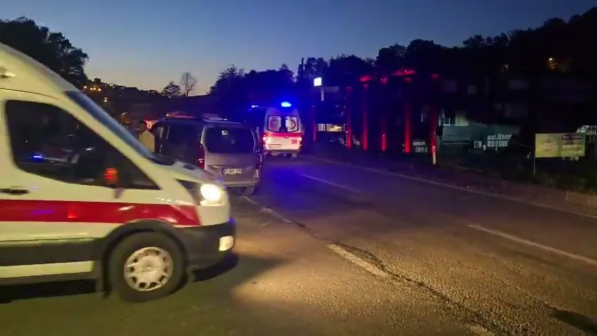 ZONGULDAK'TA İKİ ARACIN KAVŞAKTA ÇARPIŞTIĞI KAZADA 6 KİŞİ YARALANDI. YARALILAR İLK MÜDAHALELERİNİN ARDINDAN ÇEŞİTLİ HASTANELERE KALDIRILDI.