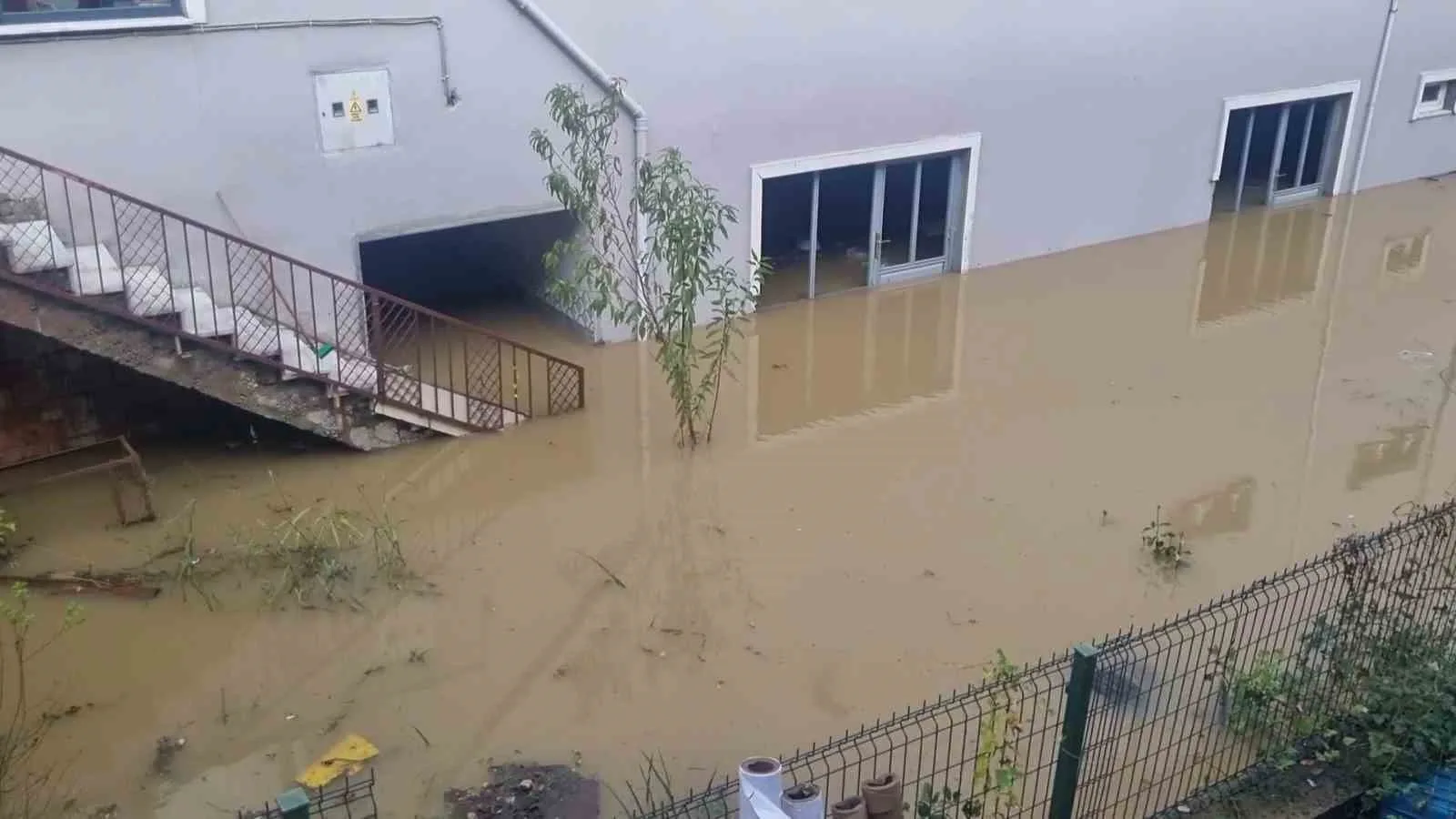 ZONGULDAK-BARTIN KARAYOLU ÜZERİNDE, ÇAYCUMA İLÇESİNE BAĞLI RAMAZANOĞLU KÖYÜNDE ETKİLİ OLAN YAĞIŞLARIN ARDINDAN İKİ İŞ YERİNİ SU BASTI. TEKSTİL ATÖLYESİ VE EKMEK FIRININDA YAŞANAN SU BASKINI, İŞLETME SAHİPLERİNİ MAĞDUR ETTİ. İŞ YERİ SAHİPLERİ, SORUNUN KALICI OLARAK ÇÖZÜLMESİ İÇİN YETKİLİLERDEN YARDIM İSTEDİ.