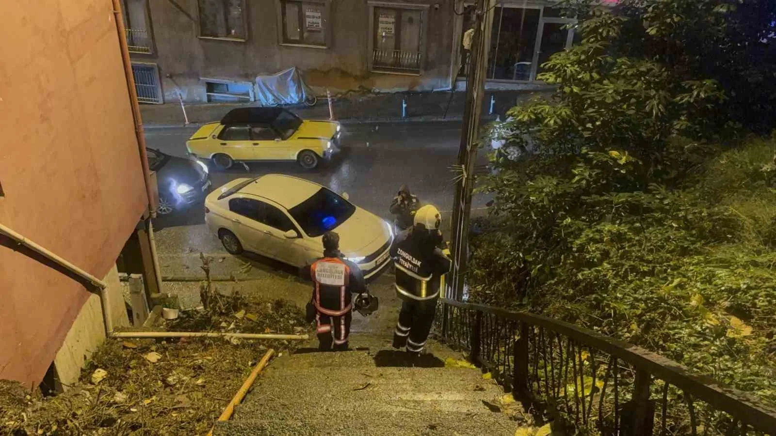 ZONGULDAK'TA İKİ KATLI BİR BİNADA KISMİ GÖÇÜK MEYDANA GELDİ. İHBAR ÜZERİNE POLİS VE İTFAİYE EKİPLERİ HAREKETE GEÇTİ. BİNANIN ÖNÜNDEKİ İSTİNAT DUVARLARINDA DA ÇATLAKLAR TESPİT EDİLDİ.